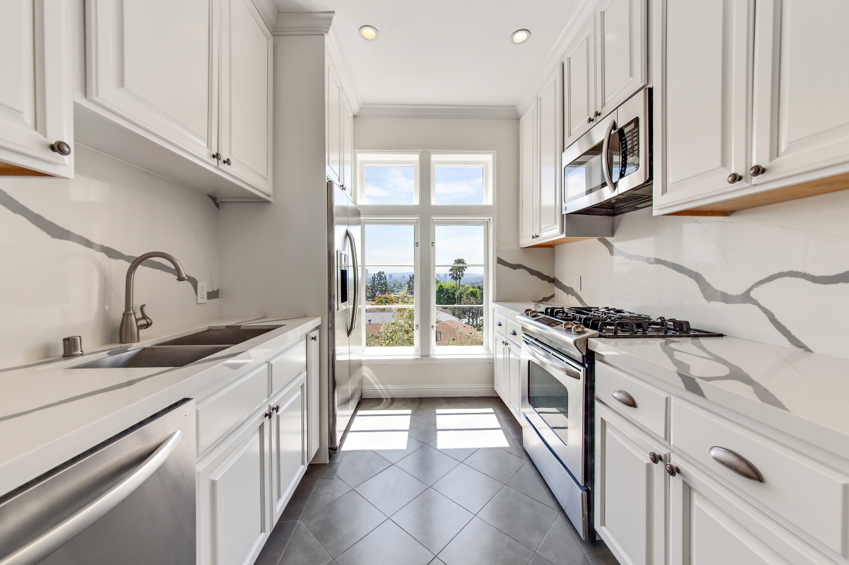 Savoy Plaza Apartments in West Hollywood