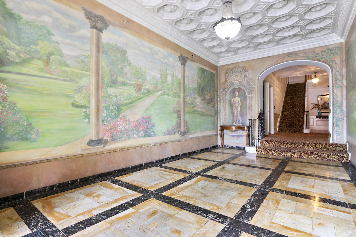 Savoy Plaza Apartments in West Hollywood